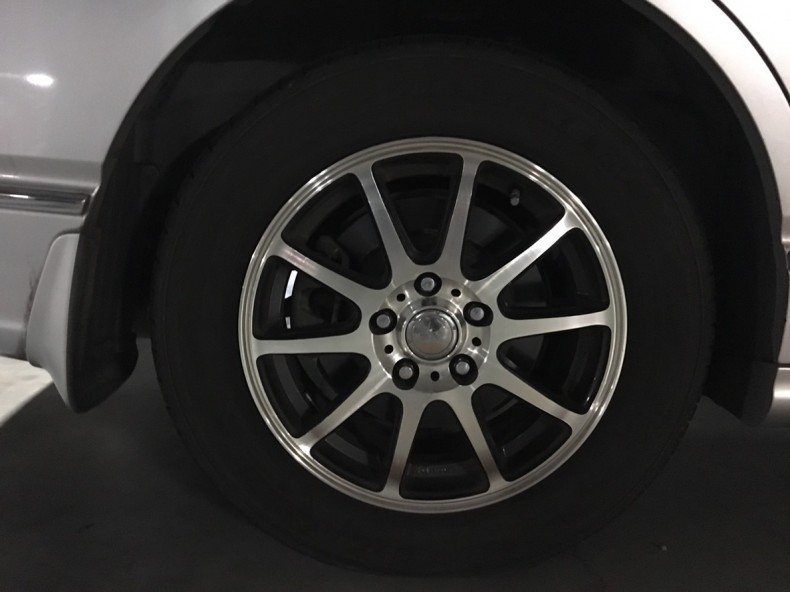 タイヤホイール前