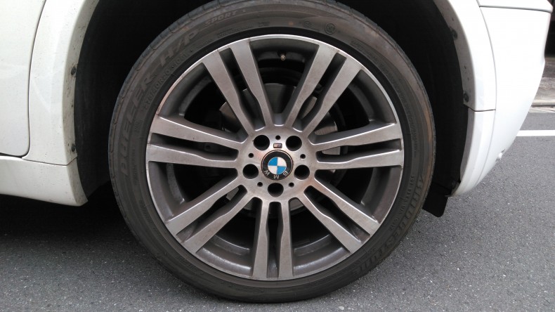 タイヤホイール前