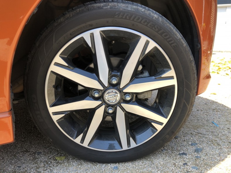 タイヤホイール前