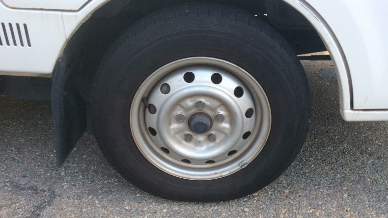 タイヤホイール前