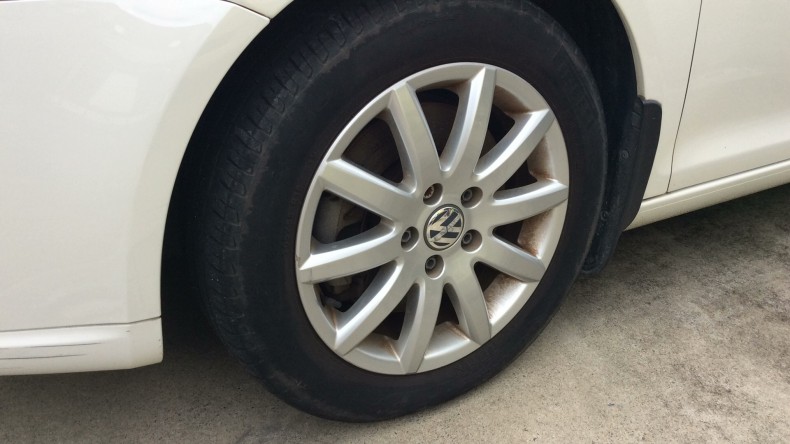 タイヤホイール前