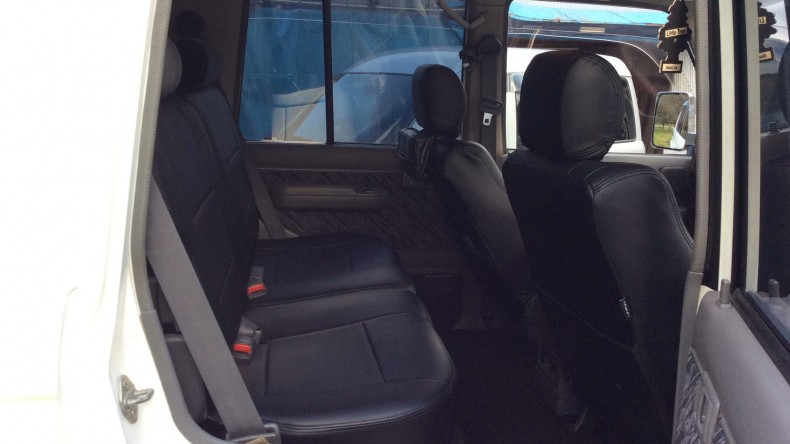 内装後方シート