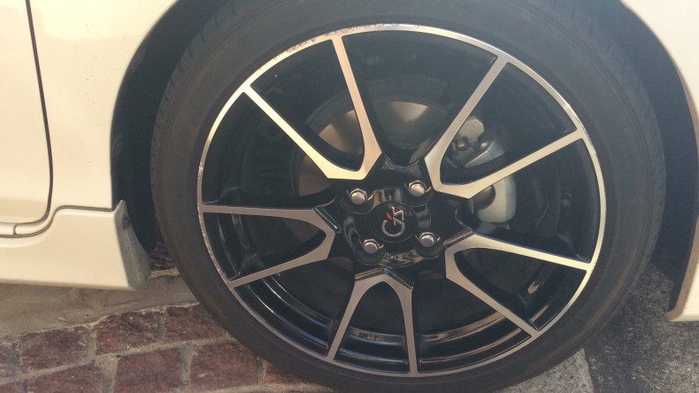 タイヤホイール前